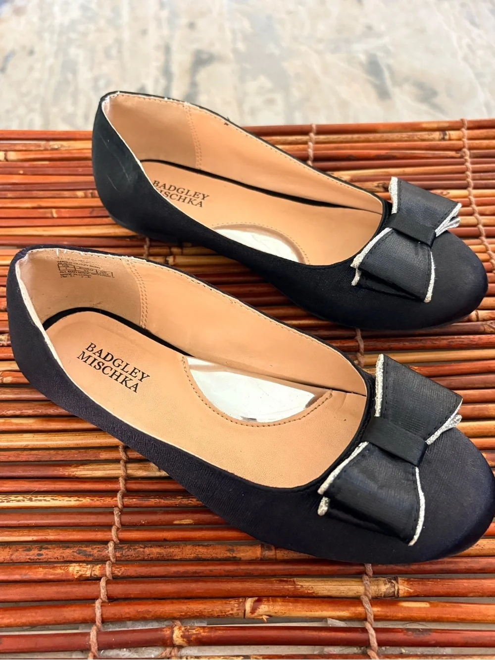 Badgley Mischka Black Satin Bow Flats with Silver Piping Girls Size 1